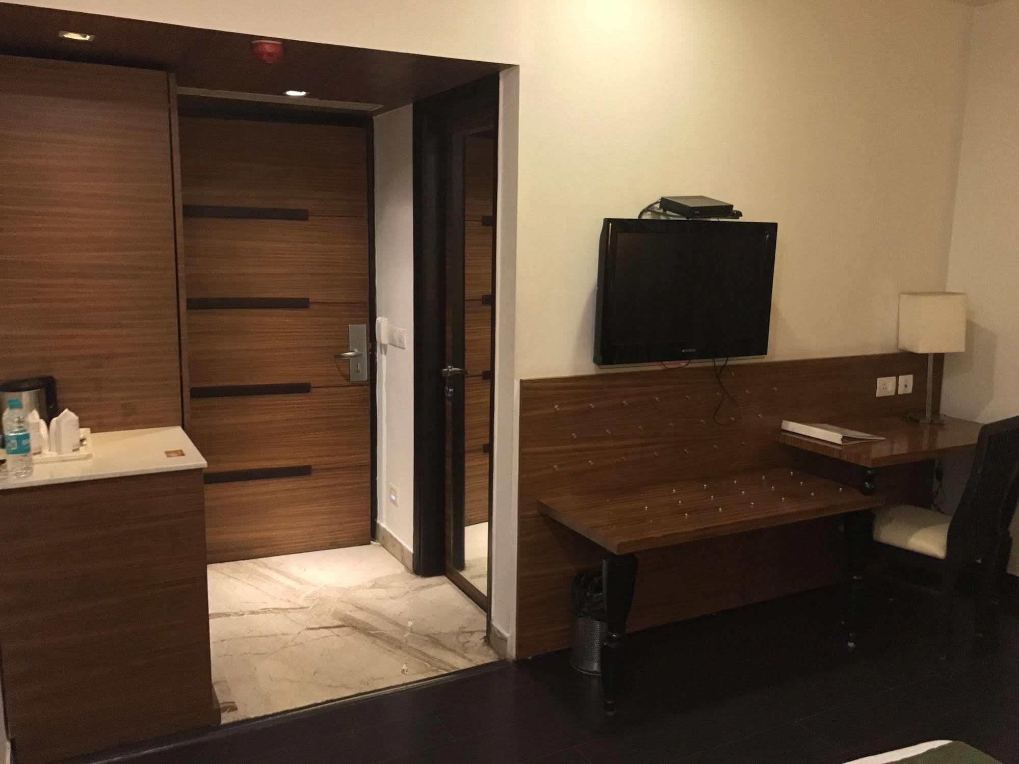 Hotel Ivory 32 Ню Делхи Екстериор снимка