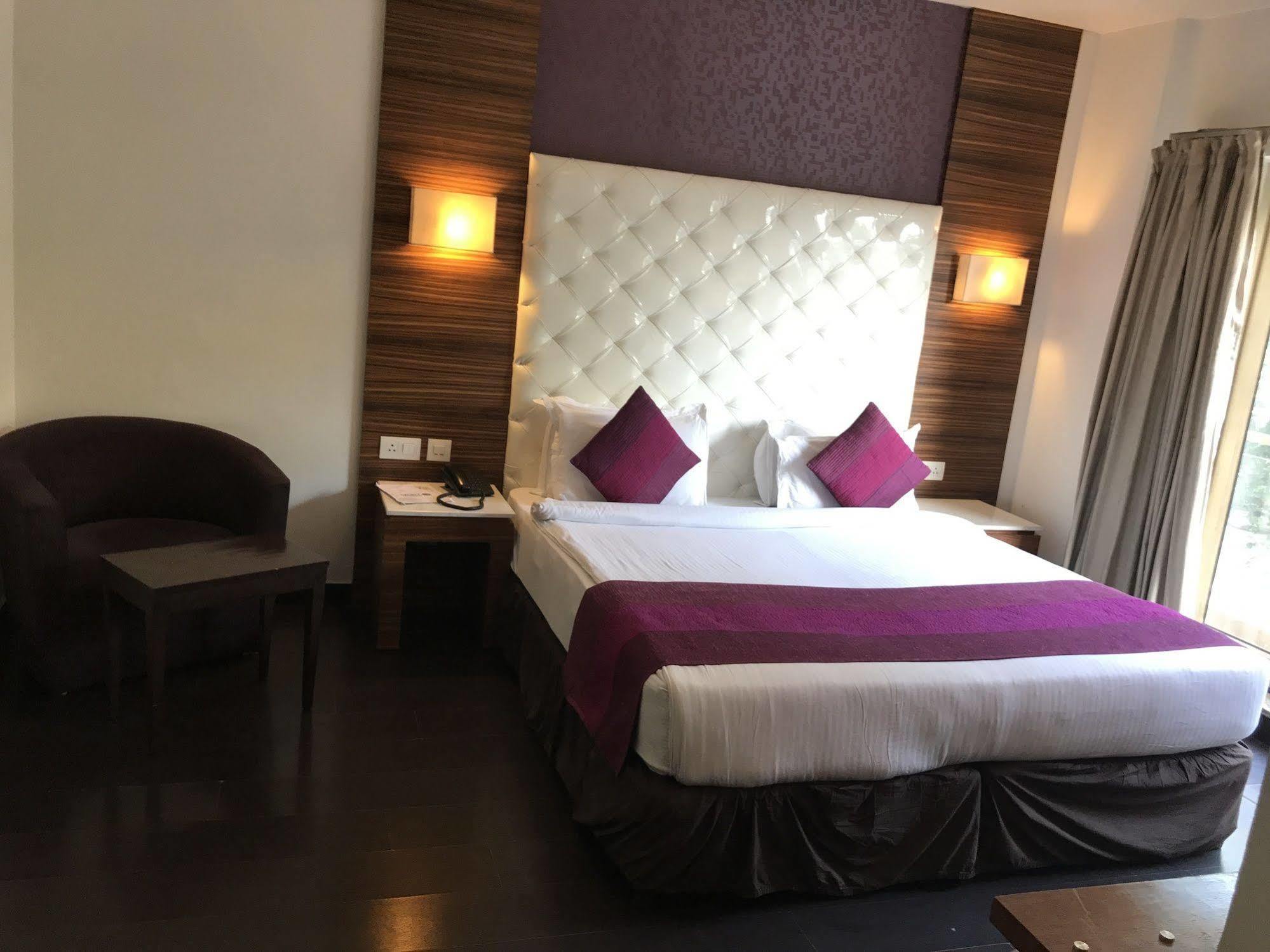 Hotel Ivory 32 Ню Делхи Екстериор снимка