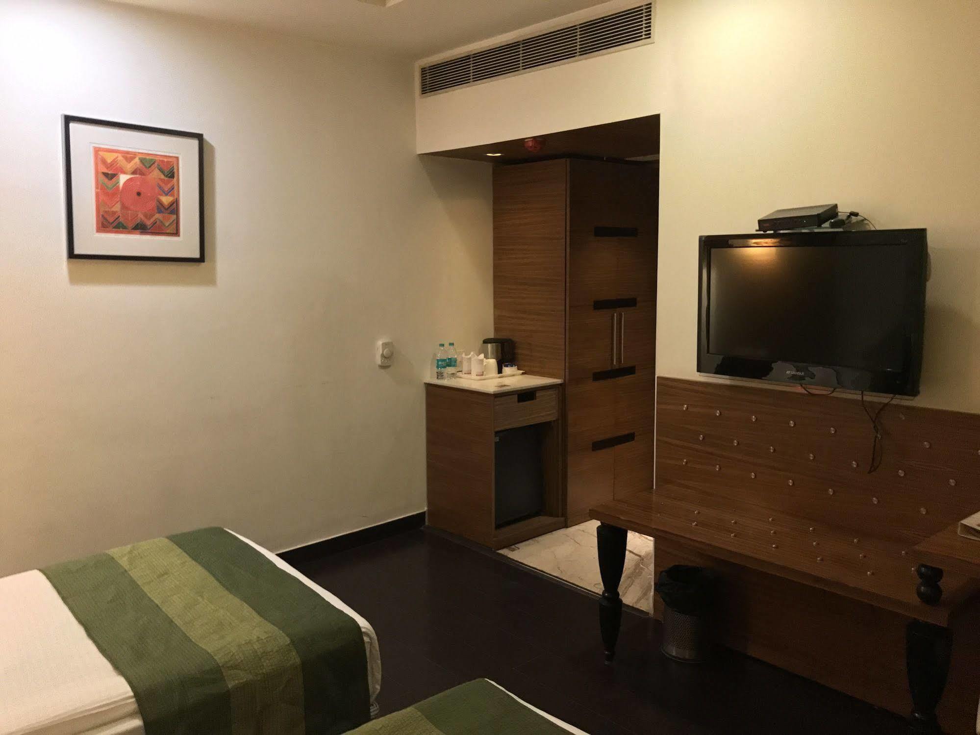 Hotel Ivory 32 Ню Делхи Екстериор снимка
