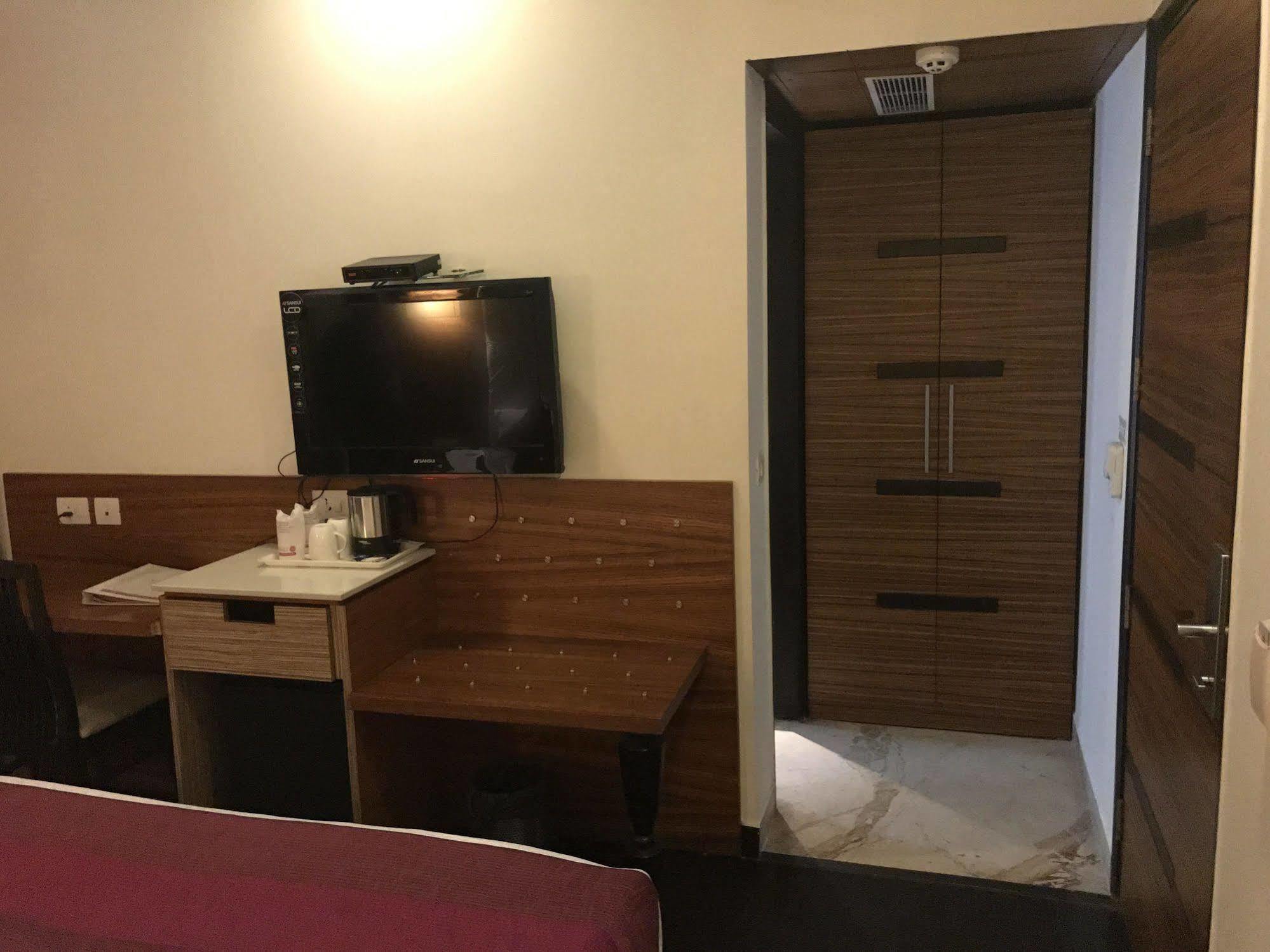 Hotel Ivory 32 Ню Делхи Екстериор снимка